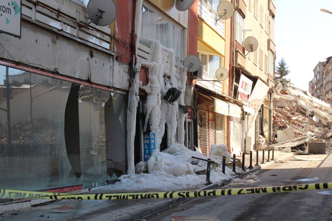 Hasarlı binayı görenler cep telefonlarına sarıldı! Hayrete düşüren manzaranın nedeni daha sonra anlaşıldı 4